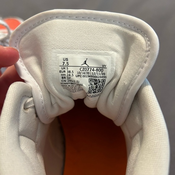 Women’s Jordan 1’s - Picture 7 of 9